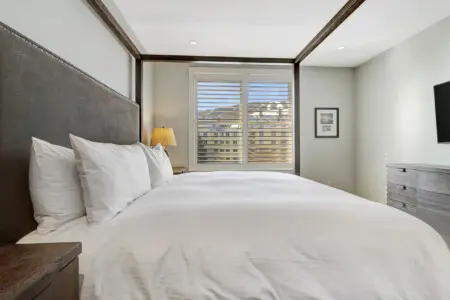 1 1st Flloor Master King Suite view b Bed 1