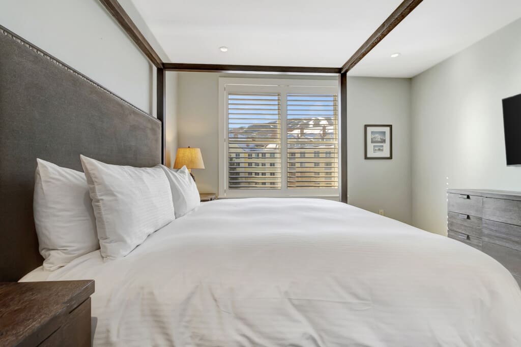 1 1st Flloor Master King Suite view b Bed 1